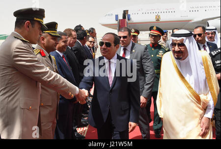 Riyadh, Riyadh, Saudi Arabia. 23rd Apr, 2017. Saudi Arabia's King Salman bin Abdulaziz al-Saud receiving Egyptian President Abdel Fattah al-Sisi, upon the latter's arrival in the capital Riyadh on 23 April 2017 Credit: Egyptian President Office/APA Images/ZUMA Wire/Alamy Live News Stock Photo