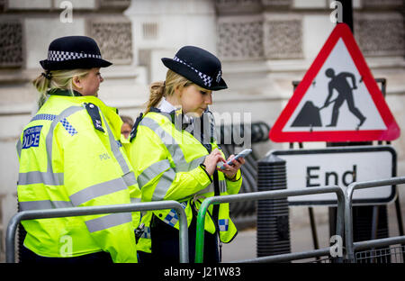 St James' Park, London, UK. 23rd Apr, 2017. Thousands take part in the 37th London Marathon Credit: Alan Fraser/Alamy Live News Stock Photo