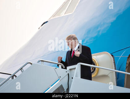 U.S. President Donald Trump gestures after stepping off Air Force One at the Kentucky Air National Guard Base March 20, 2017 in Louisville, Kentucky. Trump is in Louisville to attend a rally at the Kentucky Exposition Center. Stock Photo