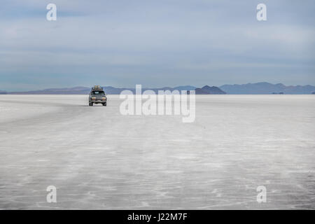 Off-road vehicle in Salar de Uyuni salt flat - Potosi Department, Bolivia Stock Photo