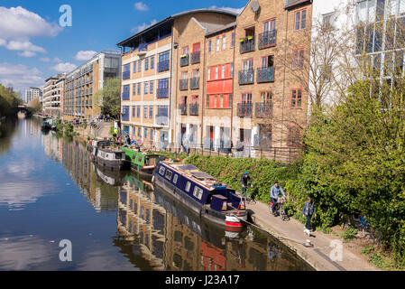 People walking along a stretch of the Regent's Canal in Haggerston, Hackney, East London. Known as the Haggerston Riviera and lined with cafes and art Stock Photo