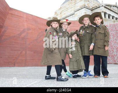 Melbourne, Australia. 25th Apr, 2017. Young siblings dressed in World War One Anzac uniforms attend the Anzac day commemorations at the Shrine of Remembrance as Australians commemorate the Centenary of the landings in Gallipoli on 25 April 1915 by Australian and New Zealand forces (ANZACS) and to pay tribute to ex servicemen who fought in prvious conflicts Credit: amer ghazzal/Alamy Live News Stock Photo