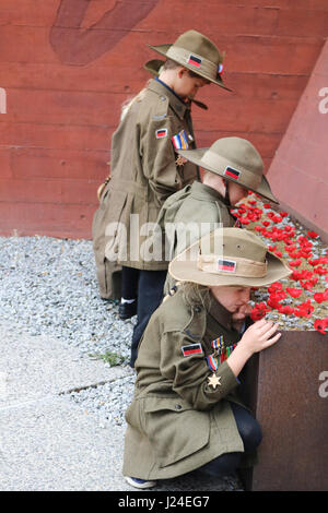 Melbourne, Australia. 25th Apr, 2017. Young siblings dressed in World War One Anzac uniforms attend the Anzac day commemorations at the Shrine of Remembrance as Australians commemorate the Centenary of the landings in Gallipoli on 25 April 1915 by Australian and New Zealand forces (ANZACS) and to pay tribute to ex servicemen who fought in prvious conflicts Credit: amer ghazzal/Alamy Live News Stock Photo