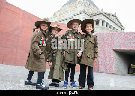 Melbourne, Australia. 25th Apr, 2017. Young siblings dressed in World War One Anzac uniforms attend the Anzac day commemorations at the Shrine of Remembrance as Australians commemorate the Centenary of the landings in Gallipoli on 25 April 1915 by Australian and New Zealand forces (ANZACS) and to pay tribute to ex servicemen who fought in prvious conflicts Credit: amer ghazzal/Alamy Live News Stock Photo