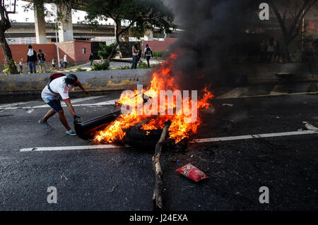 Caracas, Venezuela. 24th Apr, 2017. Demonstrators put a barricade during a protest in Caracas, Venezuela, on April 24, 2017. Venezuelan Foreign Minister Delcy Rodriguez on Saturday called for 'true and accessible' global media coverage of the recent situation in the country. Since April 1, Venezuela has seen intense protests by both government and opposition supporters in Caracas and across the country, which have claimed at least 15 lives. Credit: Boris Vergara/Xinhua/Alamy Live News Stock Photo