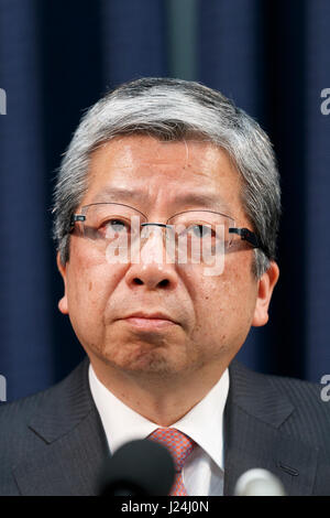 Tokyo, Japan. 25th Apr, 2017. Japan Post Holdings Co. Director Kunio Yokoyama attends a news conference at the company headquarters on April 25, 2017, Tokyo, Japan. Japan Post Holdings reported a deficit of 40 billion yen for the fiscal year ending in March 2017 after deciding to write off JPY 400,000 billion from the value of its Australian Toll Holdings Ltd. unit. The company announced that it will cut 1,700 jobs at Toll by March 2018. Credit: Rodrigo Reyes Marin/AFLO/Alamy Live News Stock Photo