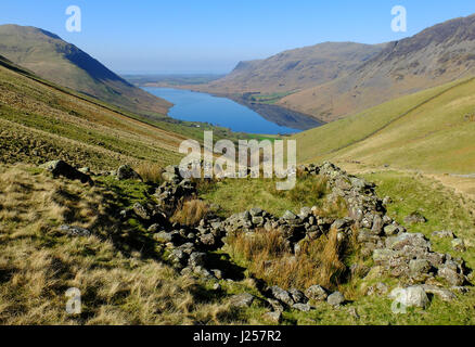 Wast Water (Wastwater) in the English Lake District, Cumbria, UK, starting point for hikes to Scafell Pike, England's highest mountain. Stock Photo