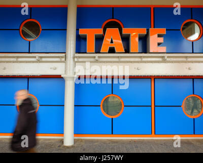 People walking past the Tate Liverpool, in Albert Dock. Stock Photo