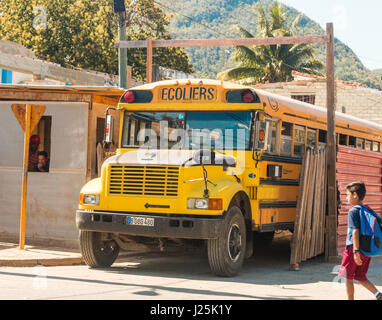 1950s old yellow American school bus, Cuba Stock Photo