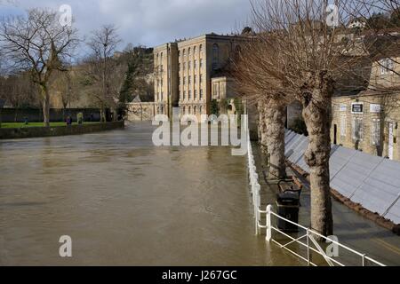 River Avon in spate through Bradford-on-Avon, with emergency flood defences to protect buildings from flooding, Wiltshire, UK, February 2014. Stock Photo