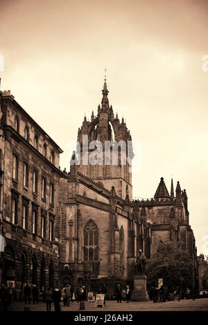 EDINBURGH, UK - OCT 8: St Giles' Cathedral and street view on October 8, 2013 in Edinburgh. As the capital city of Scotland, it is the largest financi Stock Photo