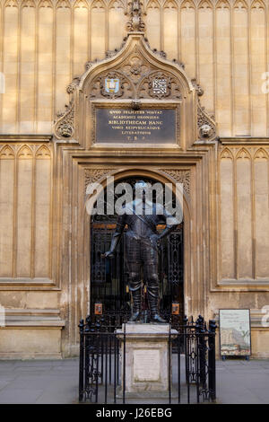 Statue of William Herbert, Earl of Pembroke, in the courtyard of the Bodleian Library at Oxford, Oxfordshire, England, United Kingdom Stock Photo