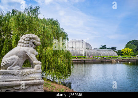 Great Britain, England, Kew Gardens in the London Borough of Richmond upon Thames, lake and Palm House Stock Photo