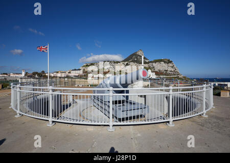 Gibraltar, the 100-ton cannon at the southern tip of the peninsula, 'Europa-Point', built in 1870, with Union Jack at the flagpole, monkey rock behind Stock Photo