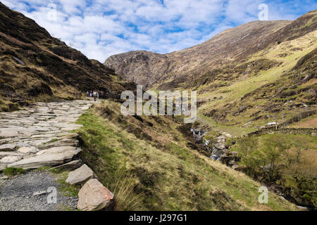 The Watkin path route to Mount Snowdon and Y Lliwedd with hikers in mountains of Snowdonia National Park.  Cwm Llan, Gwynedd, North Wales, UK, Britain Stock Photo