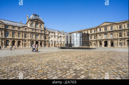 France, Paris, Louvre Museum, the mirror-polished steel walled cage atop the central fountain of the Cour Carrée (Court Square) contains panoramas by  Stock Photo