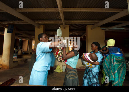 Malawi, Northern Region, Rumphi, nurse weighting babies in hospital Stock Photo