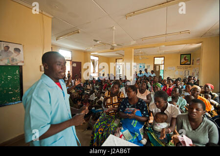 Malawi, Northern Region, Rumphi, Health Surveillance Assistant giving a post natal general information Stock Photo