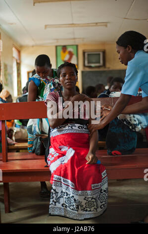 Malawi, Northern Region, Rumphi, Health Surveillance Assistant (HSA) Disco Kayire giving vaccine to a mother Stock Photo