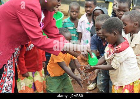 Malawi, Mzimba district, Chilumba Community Based Childcare Centre (CBCC). Before lunch children come to wash hands Stock Photo