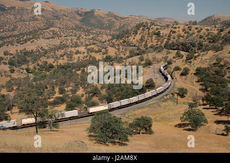 BNSF powered freight train near Tehachapi Loop, California, USA Stock Photo