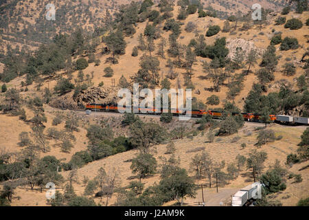 BNSF powered freight train near Tehachapi Loop, California, USA Stock Photo