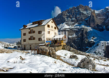 Zsigmondy hut, Rifugio Zsigmondy Comici, Sesto, Sesto Dolomites, South Tirol, Trentino-Alto Adige, Italy Stock Photo