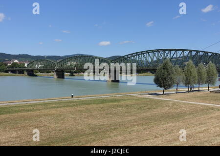 Linz, historische Eisenbahnbrücke Stock Photo