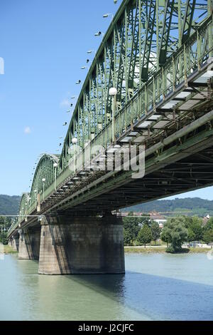 Linz, historische Eisenbahnbrücke Stock Photo