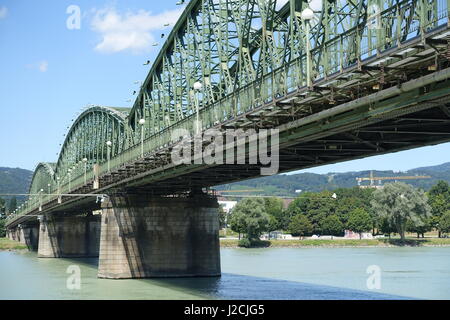 Linz, historische Eisenbahnbrücke Stock Photo