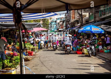 Vietnam, Cần Thơ, Can Tho, street sales and traders in the streets of Cần Thơ capital and largest city of the Mekong Delta, Sale of live animals Stock Photo