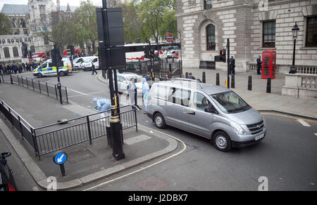 London, UK. 27th Apr, 2017. Armed Police incident involving stopping and arresting 27 year old man with bag containing knives, forensic team on scene. Images taken from top deck of Number 3 london bus. Stock Photo