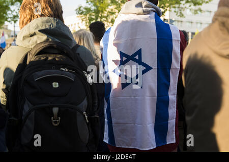 Berlin, Germany. 27th Apr, 2017. On the occasion of the Jewish Holocaust Memorial Day Jom haSchoa, several hundred people are demonstrating under the motto 'Remembering together - a common future! No to racism, anti-Semitism and Israel hatred! ' In front of the Brandenburg Gate and the Holocaust Memorial. Jom haSchoa is celebrated according to the Jewish calendar on the 27th Nisan, which corresponds to the changing days of the sun in April or May. Credit: ZUMA Press, Inc./Alamy Live News Stock Photo