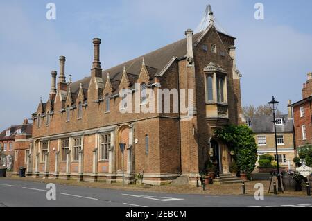 Old Town Hall, Market Place, Woburn, Bedfordshire, was built in 1830 and designed by Sir Edward Blore who also designed the frontage of Buckingham Pal Stock Photo