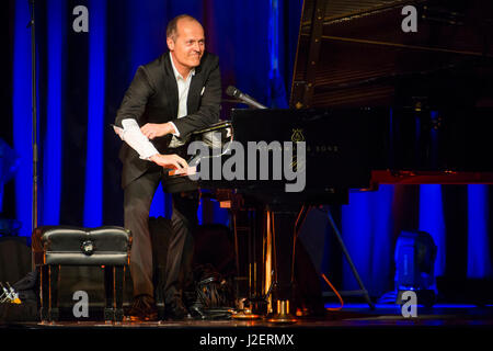 Wetzlar, Germany. 26th April, 2017. Joja Wendt, German jazz pianist and entertainer from Hamburg,  performs his concert program 'Die Kunst des Unmöglichen' (English: The Art of Impossible) at Stadthalle Wetzlar. --- Fotocredit: Christian Lademann Stock Photo