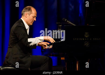 Wetzlar, Germany. 26th April, 2017. Joja Wendt, German jazz pianist and entertainer from Hamburg,  performs his concert program 'Die Kunst des Unmöglichen' (English: The Art of Impossible) at Stadthalle Wetzlar. --- Fotocredit: Christian Lademann Stock Photo