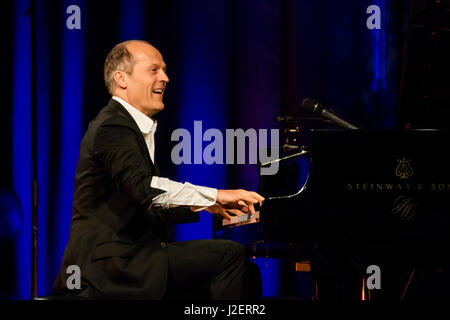 Wetzlar, Germany. 26th April, 2017. Joja Wendt, German jazz pianist and entertainer from Hamburg,  performs his concert program 'Die Kunst des Unmöglichen' (English: The Art of Impossible) at Stadthalle Wetzlar. --- Fotocredit: Christian Lademann Stock Photo