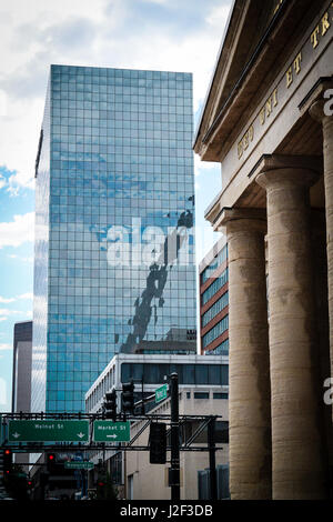 Street view at Walnut and Memorial streets in downtown St. Louis, Missouri. A portion of the Gateway Arch is reflected in building glass. Stock Photo