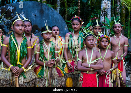 Traditional dressed islanders posing for the camera, Island of Yap ...