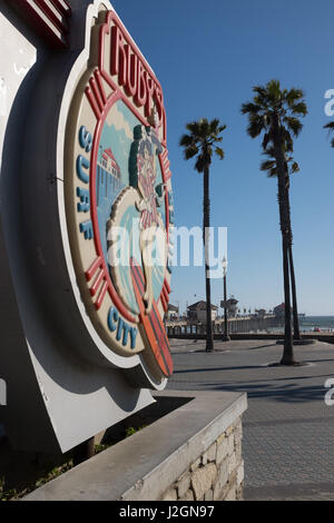 Ruby's Diner at the end of the pier at Huntington Beach, California ...