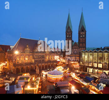 Altes Rathaus mit Dom St. Petri und Weihnachtsmarkt am Marktplatz bei Abenddämmerung, Bremen, Deutschland    I  Town Hall and Dom Church with Christma Stock Photo