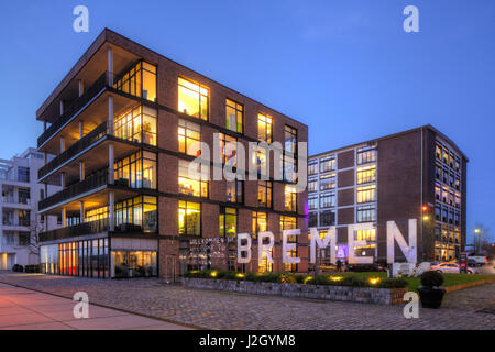 Bremen : Moderne Architektur bei Abenddaemmerung  I Modern Architecture in the Bremer Ueberseestadt at Dusk, Bremen, Germany