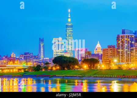 TAIPEI, TAIWAN - APRIL 05: This is a view of the Xinyi financial district and Taipei 101 building with the keelung river at night on April 05, 2017 in Stock Photo