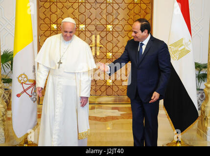 Cairo, Egypt. 28th Apr, 2017. Egyptian President ABDEL FATTAH AL-SISI welcomes POPE FRANCIS upon the latter's arrival at the presidential palace in Cairo, during an official visit. Pope Francis began a visit to Egypt to promote 'unity and fraternity' among Muslims and the embattled Christian minority that has suffered a series of jihadist attacks. Credit: Egyptian President Office/APA Images/ZUMA Wire/Alamy Live News Stock Photo