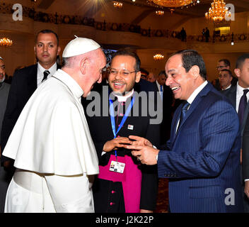 Cairo, Egypt. 28th Apr, 2017. Egyptian President Abdel Fattah al-Sisi meets with Pope Francis in Cairo on April 28, 2017. Francis, who started a two-day visit, has said he hoped his trip would contribute to dialogue with Muslims and show support for Egypt's Coptic Christians Credit: Egyptian President Office/APA Images/ZUMA Wire/Alamy Live News Stock Photo