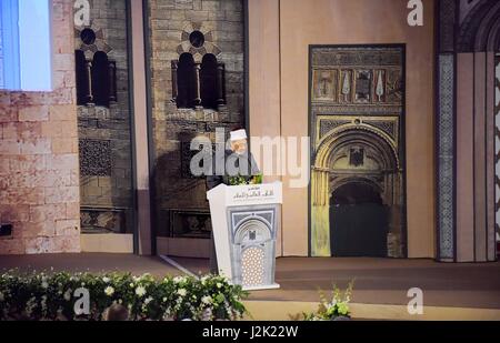 Cairo, Egypt. 28th Apr, 2017. Sheikh Ahmed al-Tayeb, the Grand Imam of Al-Azhar, delivers a speech during a visit of Pope Francis to the prestigious Sunni institution in Cairo on April 28, 2017. Pope Francis began a visit to Egypt to promote ''unity and fraternity'' among Muslims and the embattled Christian minority that has suffered a series of jihadist attacks Credit: Amr Sayed/APA Images/ZUMA Wire/Alamy Live News Stock Photo