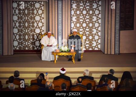 Cairo, Egypt. 28th Apr, 2017. Pope Francis meets with Sheikh Ahmed al-Tayeb, the Grand Imam of Al-Azhar, during a visit to the prestigious Sunni institution in Cairo on April 28, 2017. Pope Francis began a visit to Egypt to promote ''unity and fraternity'' among Muslims and the embattled Christian minority that has suffered a series of jihadist attacks Credit: Amr Sayed/APA Images/ZUMA Wire/Alamy Live News Stock Photo