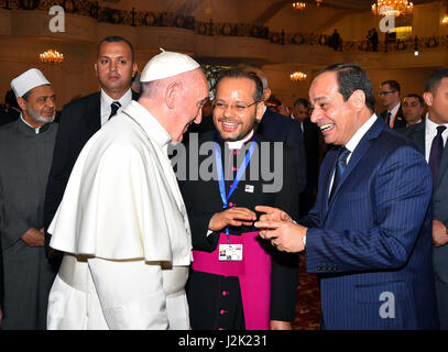 Cairo, Egypt. 28th Apr, 2017. Egyptian President Abdel Fattah al-Sisi meets with Pope Francis in Cairo on April 28, 2017. Francis, who started a two-day visit, has said he hoped his trip would contribute to dialogue with Muslims and show support for Egypt's Coptic Christians Credit: Egyptian President Office/APA Images/ZUMA Wire/Alamy Live News Stock Photo