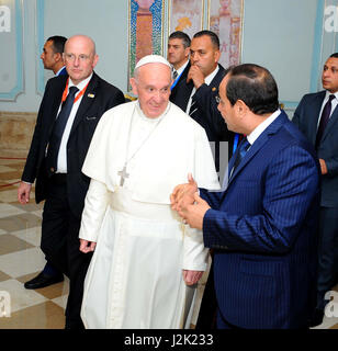 Cairo, Egypt. 28th Apr, 2017. Egyptian President Abdel Fattah al-Sisi meets with Pope Francis in Cairo on April 28, 2017. Francis, who started a two-day visit, has said he hoped his trip would contribute to dialogue with Muslims and show support for Egypt's Coptic Christians Credit: Egyptian President Office/APA Images/ZUMA Wire/Alamy Live News Stock Photo