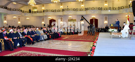 Cairo, Egypt. 28th Apr, 2017. Egyptian President Abdel Fattah al-Sisi delivers a speech during a meeting with Pope Francis in Cairo on April 28, 2017. Francis, who started a two-day visit, has said he hoped his trip would contribute to dialogue with Muslims and show support for Egypt's Coptic Christians Credit: Egyptian President Office/APA Images/ZUMA Wire/Alamy Live News Stock Photo